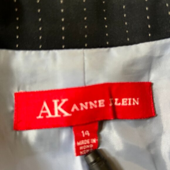 ANNE KLEIN 14 NAVY BLUE  Pinstripe 2-piece Jacket PANT SUIT - A Classic ! - Picture 3 of 13